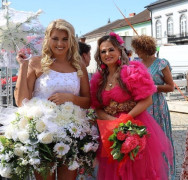 Dwie kobiety w sukniach z motywem kwiatowym. Pierwsza z prawej - Anna Janocha 