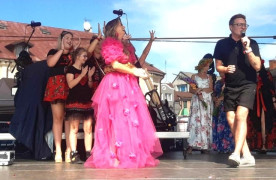 Grupa osób na scenie - w tym panie z KGW "Makowe Panienki" z Kietlina 
