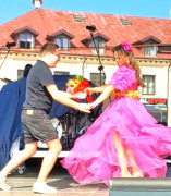 Para tańcząca na scenie. W różowej długiej sukience - Anna Janocha