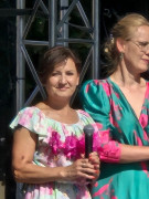 Dwie uśmiechnięte kobiety stoją obok siebie
