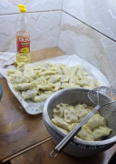 Domowe pierogi na talerzach 