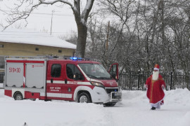 Mikołaj i wóz strażacki 