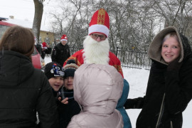 Dzieci w towarzystwie Świętego Mikołaja 