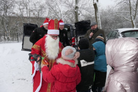 Święty Mikołaj podczas wręczania prezentów