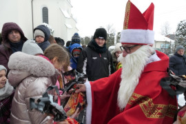 Święty Mikołaj podczas wręczania prezentów