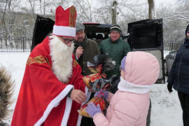 Święty Mikołaj podczas wręczania prezentów