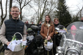 Uśmiechnięte osoby trzymają w ręku wielkanocne koszyczki 