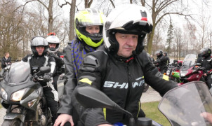 Motocykliści na motorach 