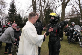 Ksiądz podczas rozmowy z motocyklistą 