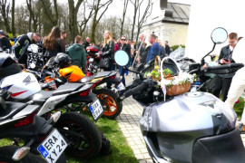 Motocykle na placu kościoła 