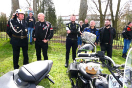 Motocykliści i motocykle na placu kościoła