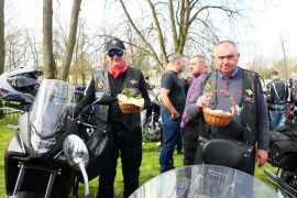 Dwaj motocykliści przy swoich maszynach. Mężczyźni trzymają w ręku koszyczki 