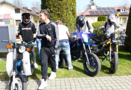 Młodzi chłopcy stojący przy motocyklach 