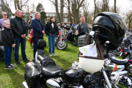 Grupa osób wśród motocykli 