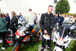 Grupa osób i motocykle 