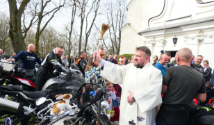 Ksiądz podczas święcenia pokarmów