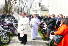 Ksiądz podczas święcenia pokarmów