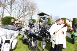 Ksiądz podczas święcenia pokarmów. Widoczne są motocykle 