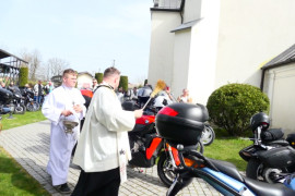 Ksiądz podczas święcenia pokarmów. Widoczne motocykle 