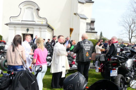 Ksiądz podczas święcenia pokarmów. Widoczne motocykle 