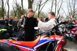 Ksiądz, chłopak i motocykl