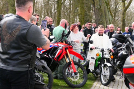 Motocykliści, motocykle i ksiądz jadący na motorze