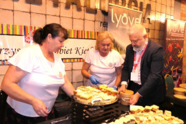 Dwie kobiety i mężczyzna. Mężczyzna otrzymuje ciasto od kobiet 