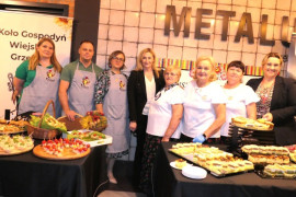 Grupa osób na wspólnym zdjęciu 
