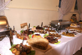 Stół obficie zastawiony potrawami 
