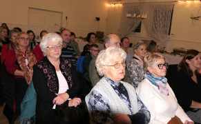 Uczestnicy spotkania w stylu slow food. Osoby siedzą na krzesłach 