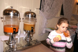 Dziewczynka pijąca sok z marchewki 