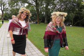 Dwie panie w kolorowych wiankach na głowach 