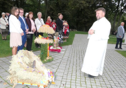 Ksiądz podczas oglądania wieńców  dożynkowych 