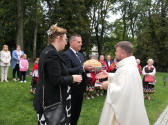 Moment przekazywania bochna chleba dożynkowego 