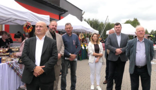 Grupa osób stojąca obok siebie