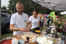 Kobieta i mężczyzna podczas przygotowywania pizzy 