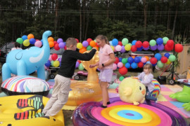 Dzieci podczas zabawy na dmuchańcach 