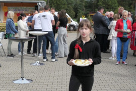 Dziewczynka niesie posiłek 