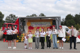 Dziewczynki podczas występu scenicznego 
