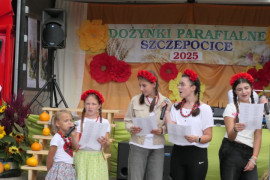 Dzieci podczas występu scenicznego 