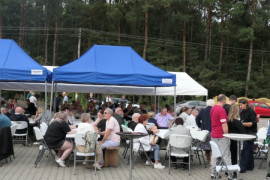 Liczna grupa osób na pikniku 