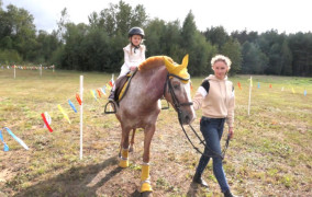 Dziewczynka podczas jazdy konnej 