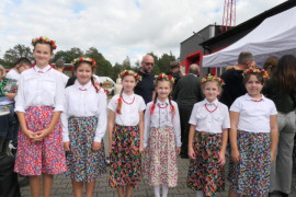 Grupa dziewczynek w wiankach na głowach 