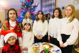 Grupa osób - dzieci w świątecznych strojach 