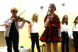 Grupa dzieci podczas występu 
