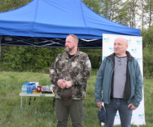 Dwaj panowie stoją obok siebie