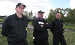 Trzej strażacy stoją obok siebie