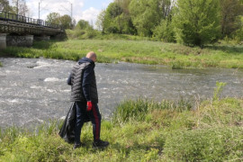 Mężczyzna podczas sprzątania brzegów rzeki Warty