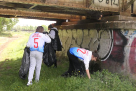 Trzy kobiety podczas akcji sprzątania brzegów rzeki Warty