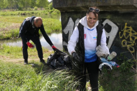Kobieta i mężczyzna podczas sprzątania brzegów rzeki Warty